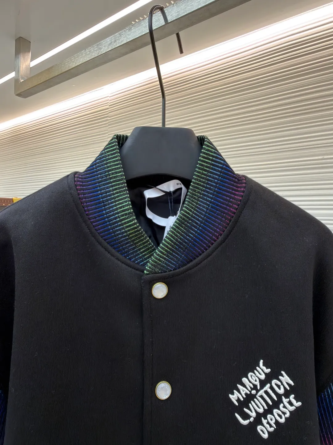 LOUIS VUITTON cotton knitted belted jacket baseball uniform ●Original version: 22000 purchased and developed ●Item number: 1681190-B90 ●Fabric: combed cotton double-strand pique fabric ●Technology: embroidery production ●Color: black and white ●Version: fitted version ●Weight: about 1190 ●Size: 46-48-50-52 ●Description: Made of wool blended fabric and leather splicing, the wool fabric is crisp and stylish, the leather part has a delicate texture, the splicing stitches are even, the transition is natural, and it highlights the exquisite clothing craftsmanship. - Embroidery technology: The embroidery stitches of the brand logo on the chest are fine, the pattern is clear, and it is highly integrated with the fabric, enhancing brand recognition. The pearl white resin buttons have a high-end texture, are harmonious with the overall style, and have strong durability; the ribbed collar, cuffs, and hem are made of high-elastic knitting technology, which has good elasticity, is comfortable to wear, and can effectively prevent wind. Classic baseball cut with a clean and stylish silhouette. Double thread reinforcement is used during sewing, the body is smooth and compliant, and the lines are straight, reflecting the brand's rigorous clothing making standards. The overall wiring is straight and delicate, the fabric is comfortable and soft, and the color is consistent without color difference. It can be matched with the same style to create a fashionable look and control various occasions. Customized accessories, complete with three standards, same style for men and women!